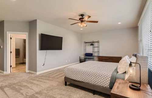 West Campus Apartment | Captivating 4BR Haven with Park View near DT