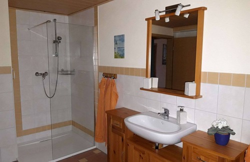 Lichtenhain Apartment | Captivating Apartment in Lichtenhain with Pond