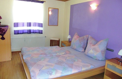 Lichtenhain Apartment | Captivating Apartment in Lichtenhain with Pond