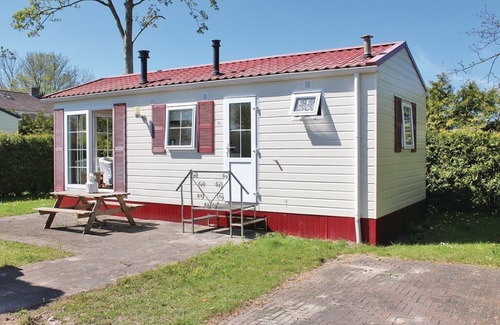 Tzummarum Villa | Captivating chalet with a microwave, near the Wadden Sea