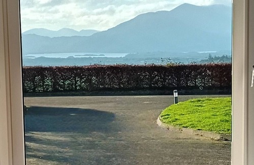 Killarney House | Captivating views of Killarney’s Lakes and Mountains Comfortable house.n nn