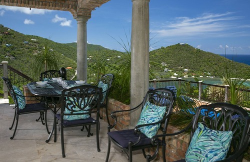 Gift Hill House | Cara Mia beautiful 3 king BR, 3.5 bath, whole house generator views private pool