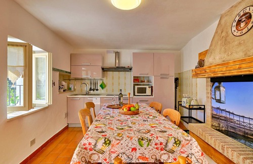 Costermano House | Caratteristica Casa Nelle Colline di Garda in Tranquillo Borgo Immerso nel Verde