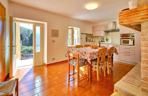 Costermano House | Caratteristica Casa Nelle Colline di Garda in Tranquillo Borgo Immerso nel Verde