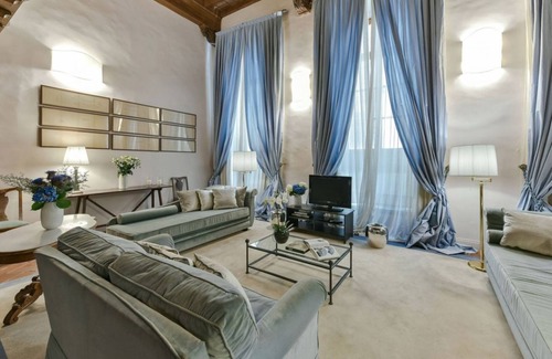 Santo Spirito Apartment | Caravaggio frescoed big loft in Oltrarno