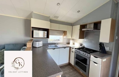 Mablethorpe Cabin | Caravan in Mablethorpe- 2bed-PetsOk-Sleeps6-Wifi