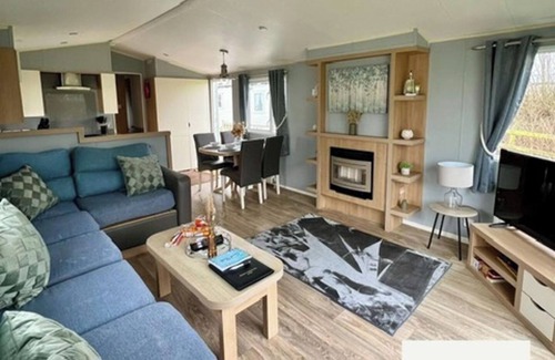 Mablethorpe Cabin | Caravan in Mablethorpe- 2bed-PetsOk-Sleeps6-Wifi