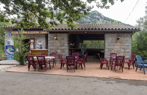 Vallon-Pont-d'Arc RV Rental | Caravan 'Midi - Mobil Home 6-8 Pers' with Shared Terrace and Shared Garden