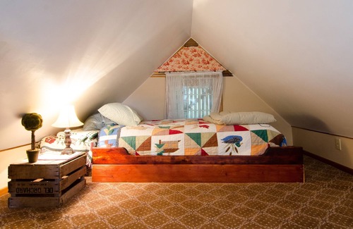 Harpers Ferry Bed & Breakfast | Caravan Suite location Private Lily Garden BnB