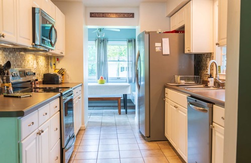 Three Rivers Cottage | Carefree Lakefront Cottage/11 mins to skiing