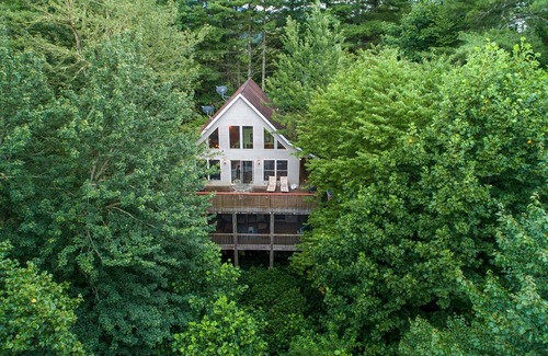 Cullowhee House | Caribou Lodge: Three Story Custom Mountain Home just Minutes from Lake Glenville Boating