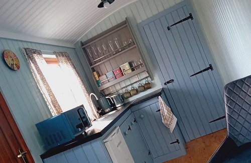 Dundalk Cabin | Carlingford Glamping Hut - 2 min walk from beach, 5 min drive to village