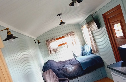 Dundalk Cabin | Carlingford Glamping Hut - 2 min walk from beach, 5 min drive to village