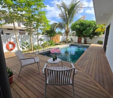 Tamarin Villa | Carlos Villa Poolside