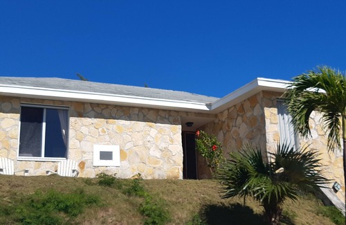 Jimmy Hill House | Carls Home Breezy house with beautiful sea views