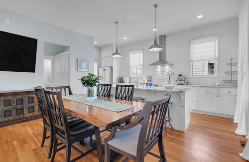 Hoyt House | CARLTON LANDING! 3-bedroom house with Partial lake views in Carlton Landing
