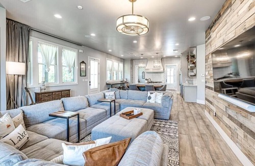 Eufaula House | Carlton Landing. Large lakeview family home. Close to pool, pickleball & tennis!