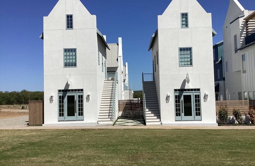 Eufaula House | Carlton Landing Bunkhouse. Sleeps 6 Private Pool and hot tub. Pet friendly.