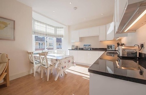 Broadstairs Apartment | Carlton Lodge - Private parking and central location