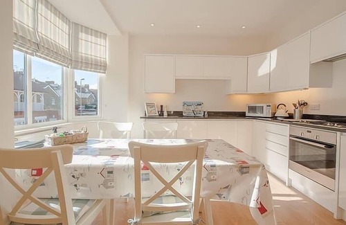 Broadstairs Apartment | Carlton Lodge - Private parking and central location