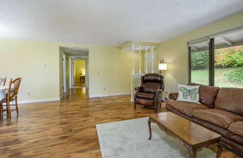 Carlton House | Carlton Vineyard Home on Twenty Acres - Tranquil Beauty Close to Town!