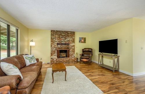 Carlton House | Carlton Vineyard Home on Twenty Acres - Tranquil Beauty Close to Town!