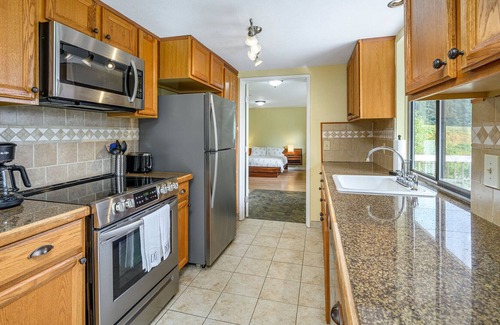 Carlton House | Carlton Vineyard Home on Twenty Acres - Tranquil Beauty Close to Town!