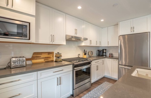 Golden Rectangle Apartment | Carmel-By-The-Sea Two King Bedroom Rental w/En Suite Granite Baths