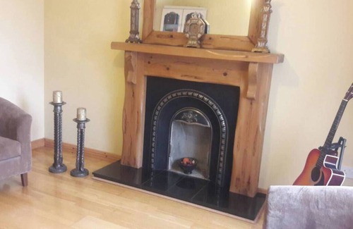 Carndonagh House | Carndonagh - 3-Bedrooms - Sleeps 6/7 - Garden