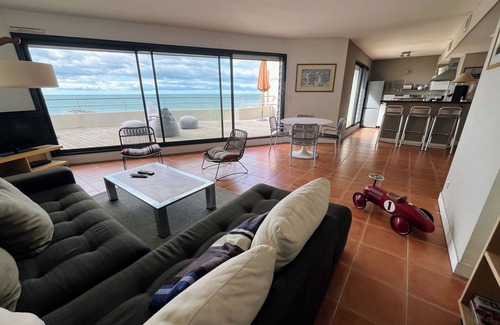 Carnon-Plage Apartment | Carnon Beach Front: Sea view terrace apartment, air-conditioned, 2 bedrooms wifi