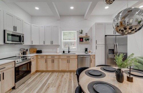Columbia House | Carolina Dreaming/4 BDRM/Sleeps 14/ Walking distance to Williams-Brice