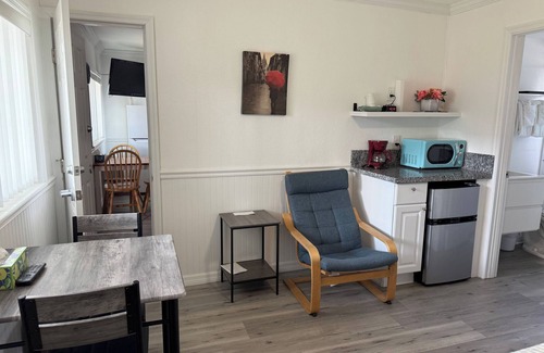 Sunset Reef Apartment | 🍹Carousel Suites #4 – Your Beachside Escape in Redington Shores! 🏖️
