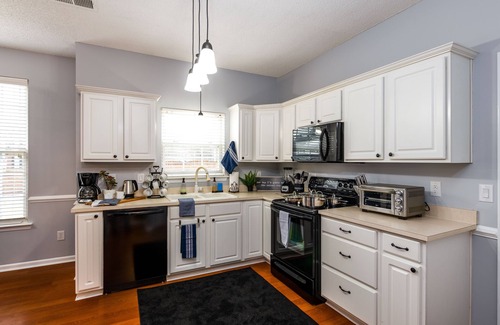 Charlotte House | ❤️ Carowinds 2Miles, Fully Fenced Yard, 2,000sq ft House, 5Min Highway ❤️