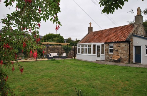 Pittenweem House | Carpenter's Cottage- coastal stay with garden