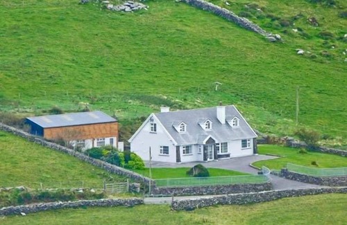 Caherdaniel Cottage | CARRAIG OISIN, pet friendly in Waterville, County Kerry