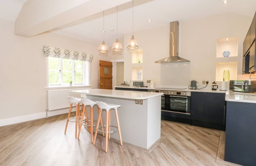 Macclesfield House | CARRIAGE HOUSE, character holiday cottage, with a garden in Chelford