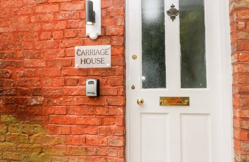 Macclesfield House | CARRIAGE HOUSE, character holiday cottage, with a garden in Chelford