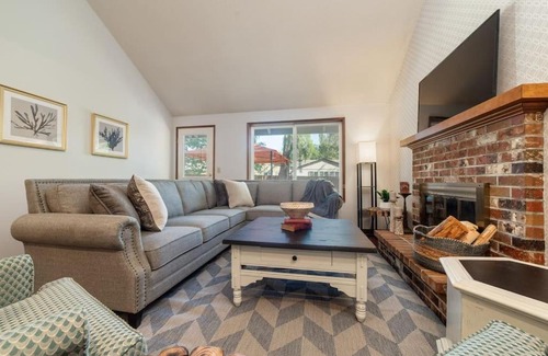Beaverton House | Carriage Way The Restful Retreat King Bed yard