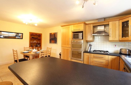 Kenmare Cottage | Carrig Beag - a carrig beag that sleeps 4 guests in 2 bedrooms