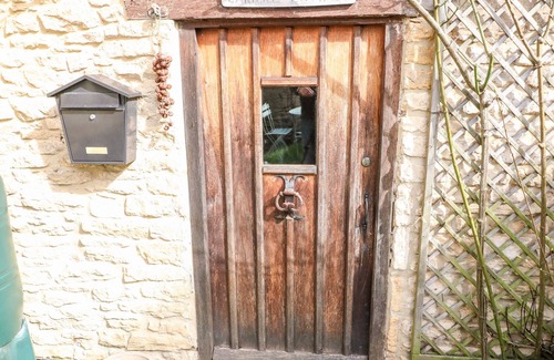 Stow-on-the-Wold Cottage | CARTER'S COTTAGE, pet friendly, with open fire in Stow-On-The-Wold