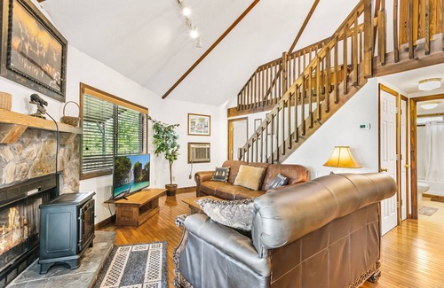 Ellijay Cabin | Carters Lake, Lakeside Cabin #8, includes free boat slip at the Marina