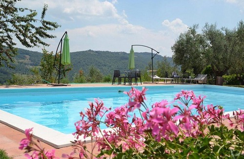 Monte Santa Maria Tiberina House | Casa Brina G: A characteristic and welcoming apartment that is part of an ancient country house made of stone, with Free WI-FI.