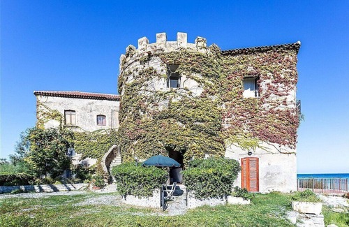 Santa Caterina Dello Ionio Marina House | Casa Iorana F: A welcoming two-story ancient watch tower located right on the beach, with Free WI-FI.