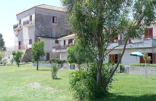 Santa Caterina Dello Ionio Marina House | Casa Iorana F: A welcoming two-story ancient watch tower located right on the beach, with Free WI-FI.