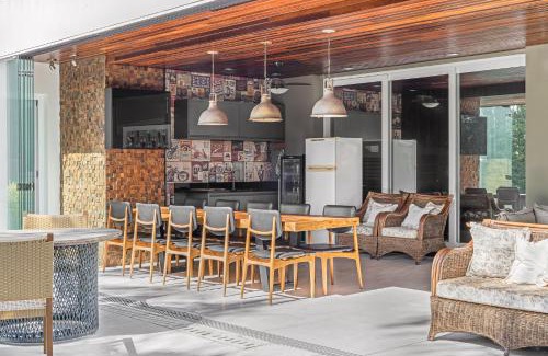 Jurere House | Casa 4 Suítes Jurerê Internacional - Faxineira e Cozinheira incluídos todos os dias