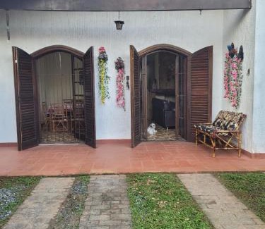 Jardim Virginia House | Casa 5 quartos ar cond piscina churrasqueira a 550 m da praia