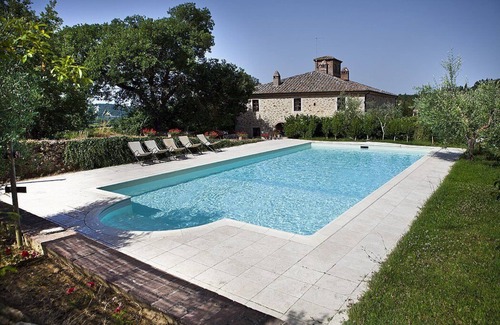 Rapolano Terme House | Casa Adalberto B: A pleasant and spacious two-story apartment that is part of an ancient country house built on a hillside, surrounded by meadows and woods.
