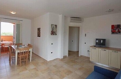 Puntone House | Casa Aliade F: A welcoming apartment that is part of a villa surrounded by the greenery.