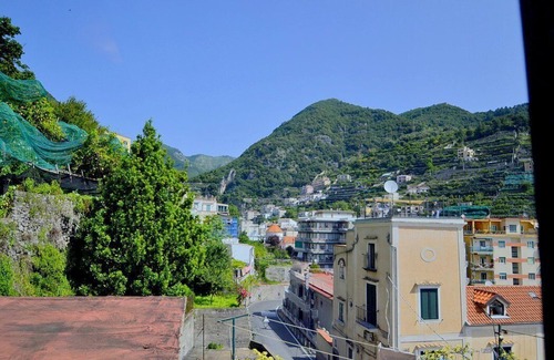 Minori House | Casa Alloro E: A welcoming apartment located in the center of Minori and a few meters from the sea.