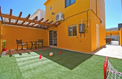 La Paz House | Casa Amarilla Renovada, Patios Amplios y Más